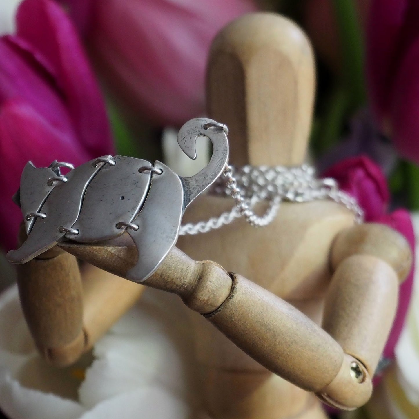 A beautiful hand made kinetic cat, in fine silver he moves all by himself on this necklace.