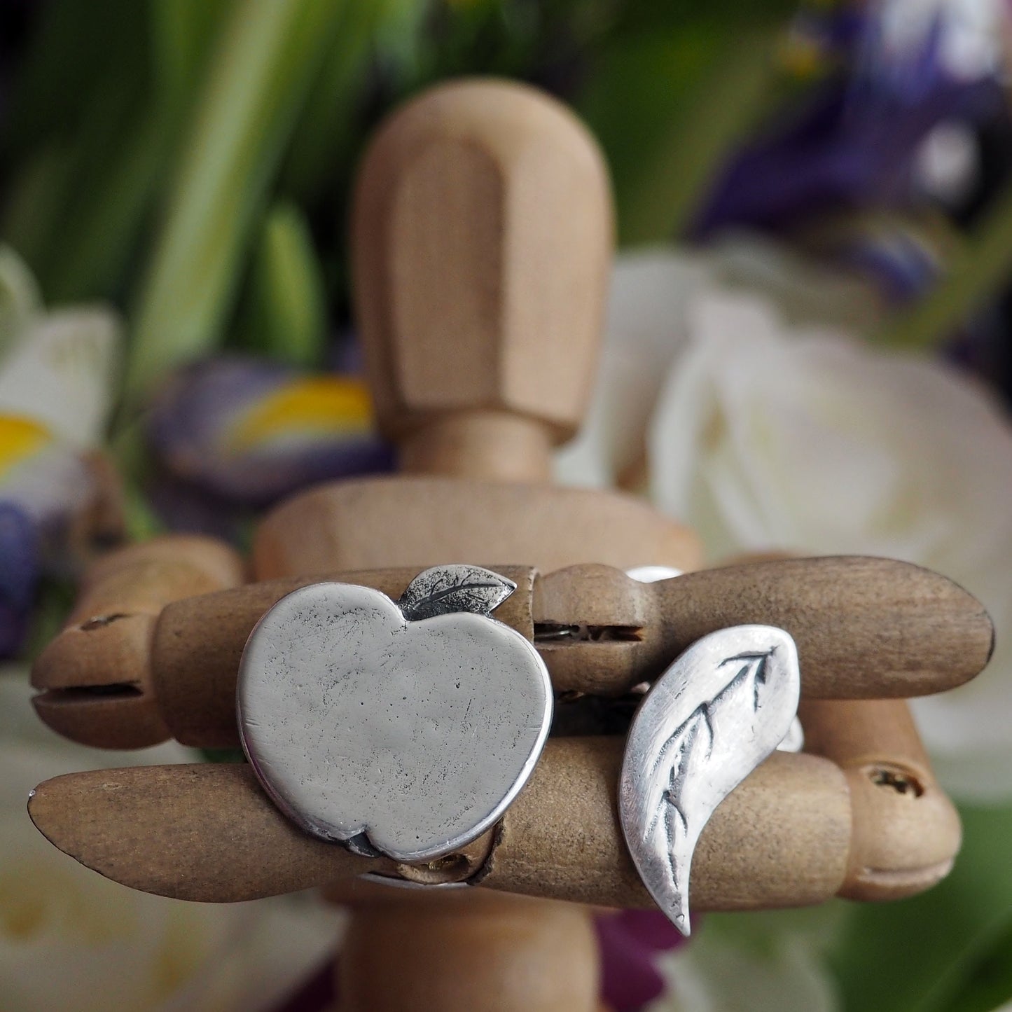 A unique pair of beautiful Apple and Core fine silver and sterling silver cufflinks. The back is a sweet little apple leaf.